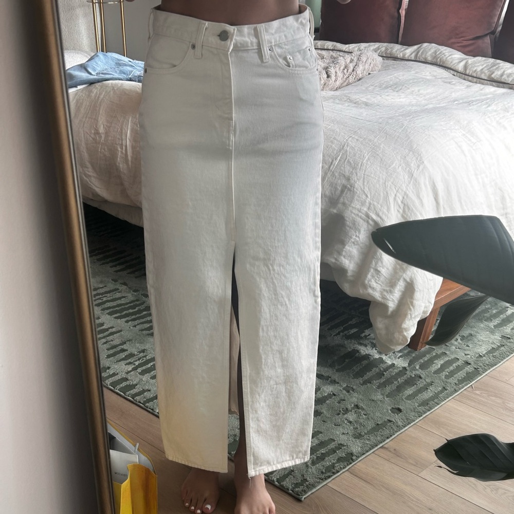 LEVIS WHITE JEAN SKIRT. FALL PIECE
